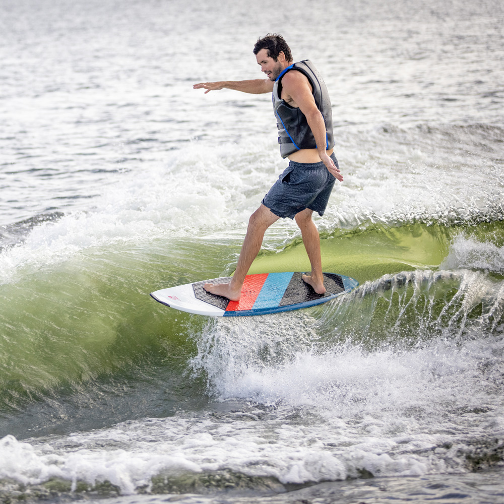 Ride wakesurfer met lijn