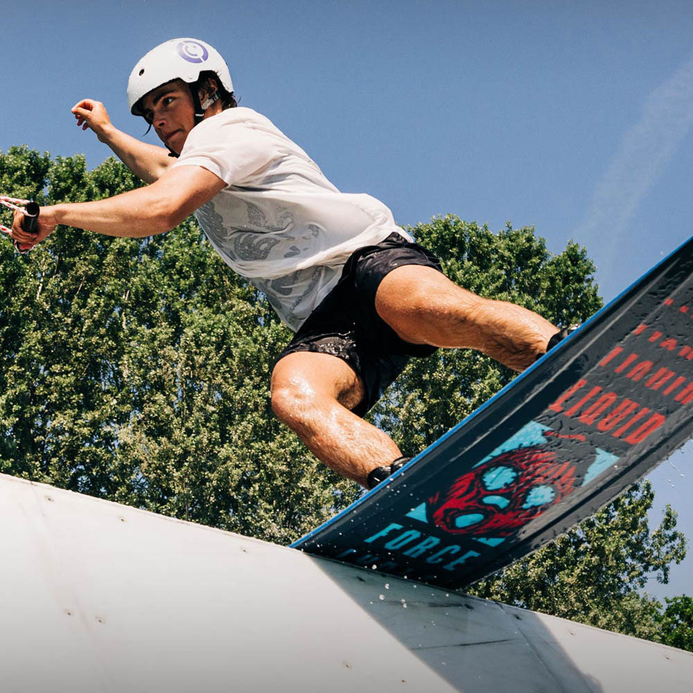 Liquid Force Apex 139 wakeboard 3